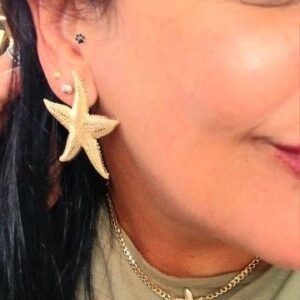 Brinco estrela do mar dourado